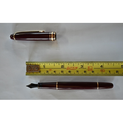 1115 - A Montblanc Meisterstuck fountain pen and ballpoint pen set, with gilt-mounted maroon bodies, the fo... 