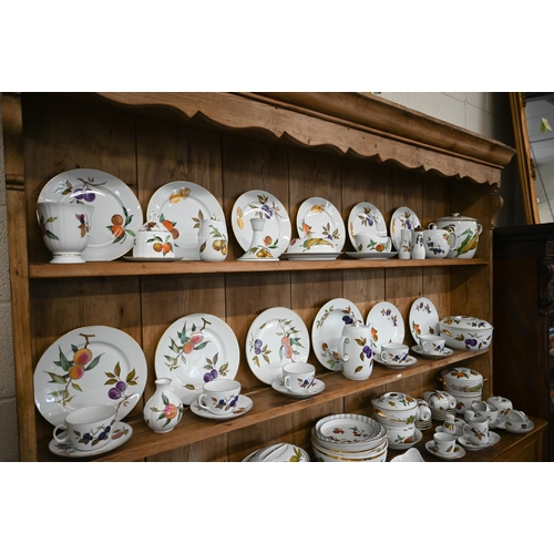 160 - An extensive set of Royal Worcester Evesham dinner ware, 139 pieces including covers