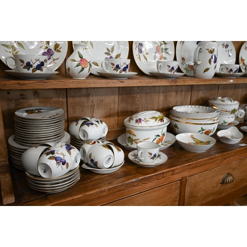 160 - An extensive set of Royal Worcester Evesham dinner ware, 139 pieces including covers