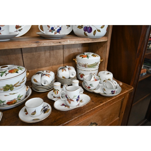 160 - An extensive set of Royal Worcester Evesham dinner ware, 139 pieces including covers