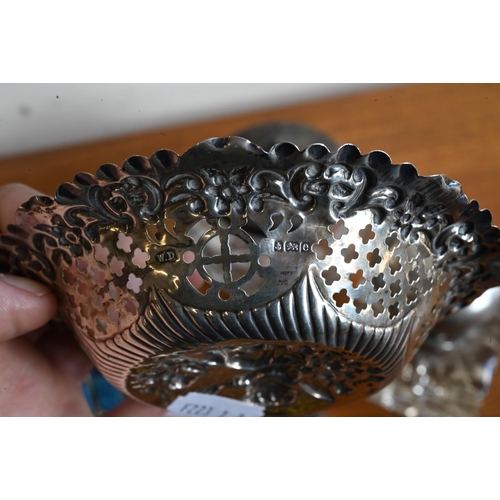 169 - An Edwardian pierced and embossed silver bonbon basket with swing loop handle, Birmingham 1904, to/w... 