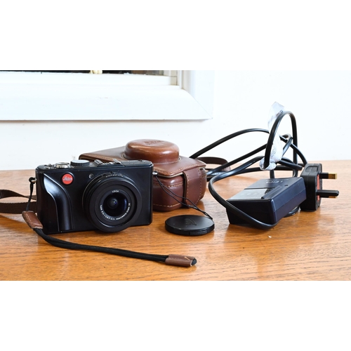 180 - A Leica D-Lux 4 digital pocket camera with leather case and battery-charger with spare battery