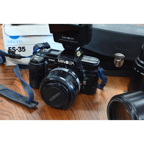 226 - A Minolta 7000 SLR 35 mm camera, with AF zoom 35-70 mm 1:4 (22) lens, AF zoom 70-210 mm 1:4 (32) len... 