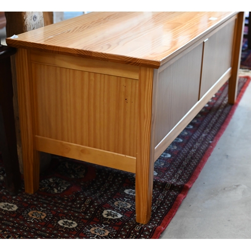 341 - A modern pine blanket chest with hinged top and panelled sides, 120 cm wide x 45 x 50 cm high