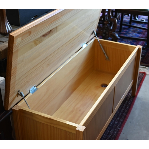 341 - A modern pine blanket chest with hinged top and panelled sides, 120 cm wide x 45 x 50 cm high