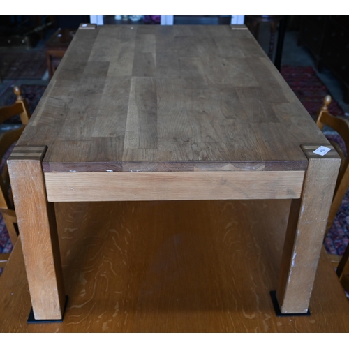 431 - A modern oak rectangular coffee table, 110 cm wide x 65 cm deep x 44 cm high