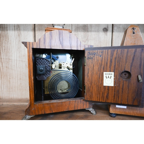 581 - A small oak cased mantel clock striking on a coiled gong, to/w a French metronome (2)