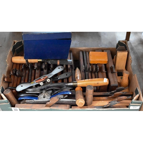 623 - Box of assorted wooden hand tools including Record .044 plough plane, moulding planes etc