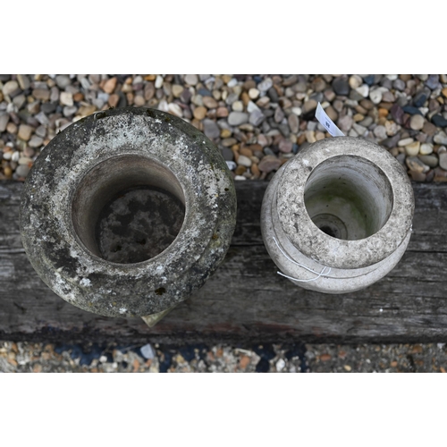 88 - Two old weathered marble urns, 30 cm and 28 cm h (2)