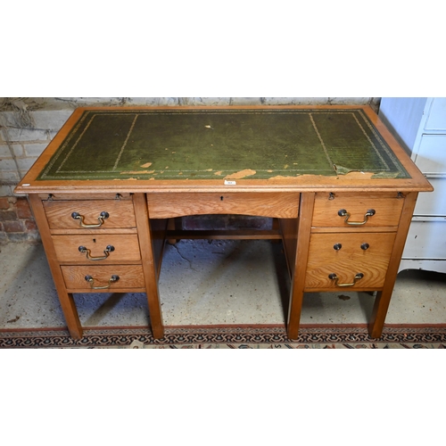 464 - Early 20th century light oak kneehole five drawer drawer desk with green leather top a/f to/w an ear... 