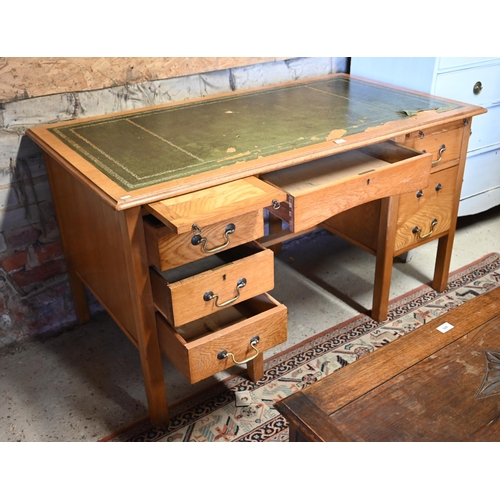 464 - Early 20th century light oak kneehole five drawer drawer desk with green leather top a/f to/w an ear... 