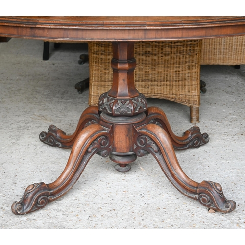 474 - A Victorian walnut oval loo table on carved octagonal column and quadraform legs, 135 x 96 x 72 cm h