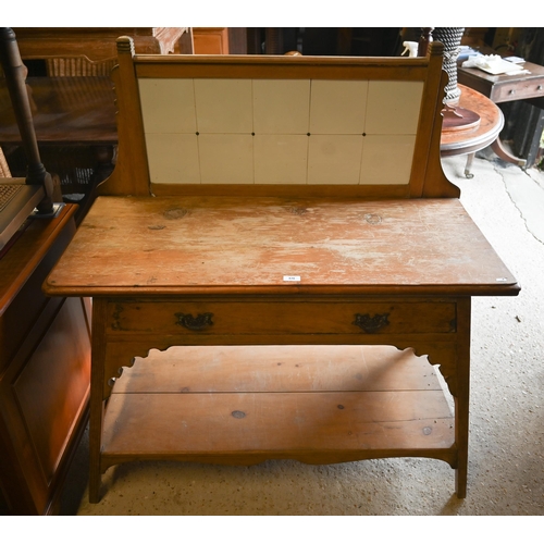 478 - An Edwardian pine wash stand with tiled back over single drawer and tapered supports united by an op... 