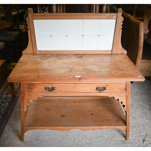 478 - An Edwardian pine wash stand with tiled back over single drawer and tapered supports united by an op... 