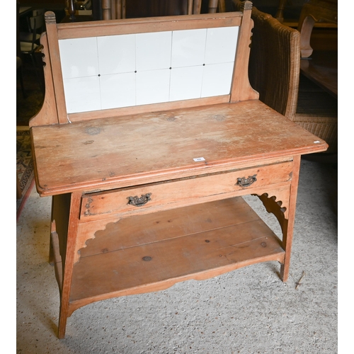 478 - An Edwardian pine wash stand with tiled back over single drawer and tapered supports united by an op... 