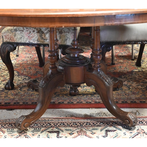 485 - A Victorian oval walnut loo table with quarter-veneered top on a four pillar base, 136 x 96 x 72 cm ... 