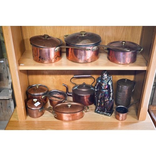 517 - A collection of antique copper and brass saucepans to/w cast iron medieval knight companion set - ke... 