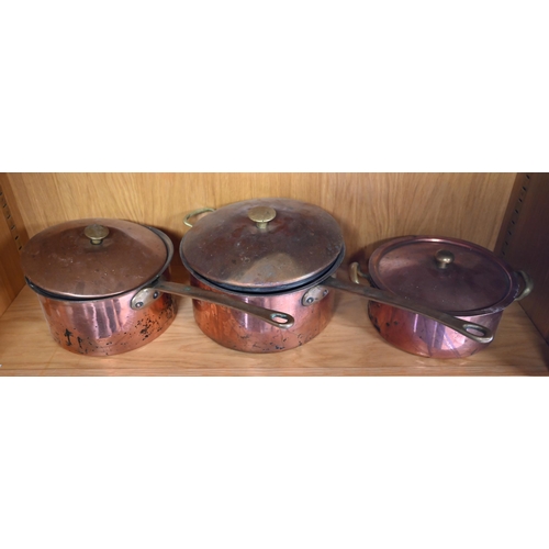 517 - A collection of antique copper and brass saucepans to/w cast iron medieval knight companion set - ke... 