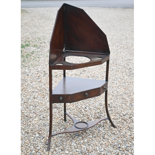 556 - A Georgian mahogany corner wash stand, 68 x 84 cm h