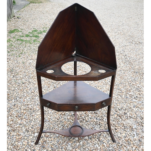 556 - A Georgian mahogany corner wash stand, 68 x 84 cm h