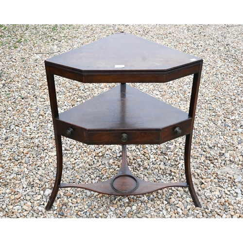 556 - A Georgian mahogany corner wash stand, 68 x 84 cm h