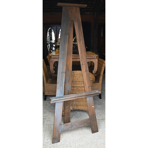 557 - Vintage stained pine folding artist's easel, 80 x 204 cm h