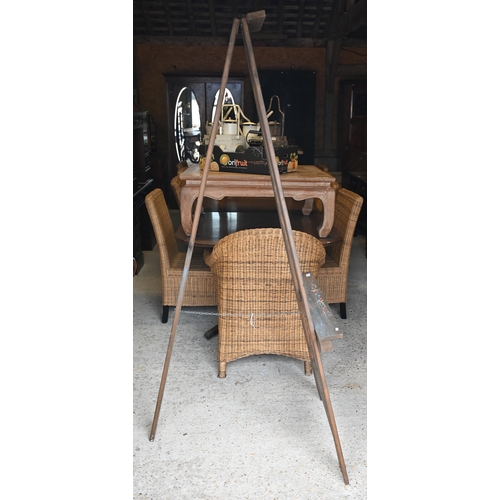 557 - Vintage stained pine folding artist's easel, 80 x 204 cm h