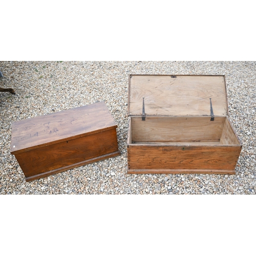 568 - Two antique elm blanket chests, 92 x 34 x 44 cm h and 86 x 44 x 46 cm h (2)