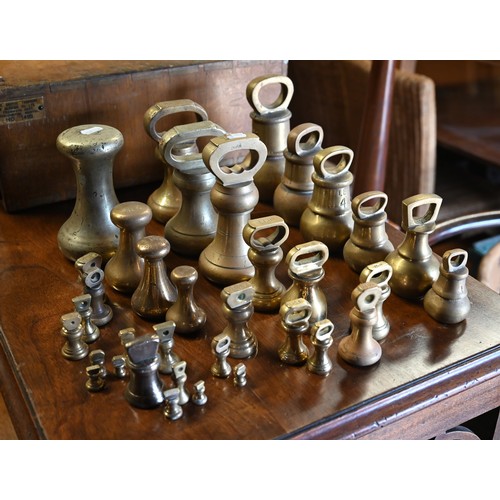 572 - A quantity of antique and vintage brass and bell-metal weights, bank-weights, etc