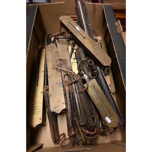 512 - A large collection of vintage brass and iron trade spring balance scales - mostly Salter's balance s... 