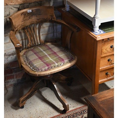 464 - Early 20th century light oak kneehole five drawer drawer desk with green leather top a/f to/w an ear... 