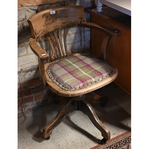 464 - Early 20th century light oak kneehole five drawer drawer desk with green leather top a/f to/w an ear... 