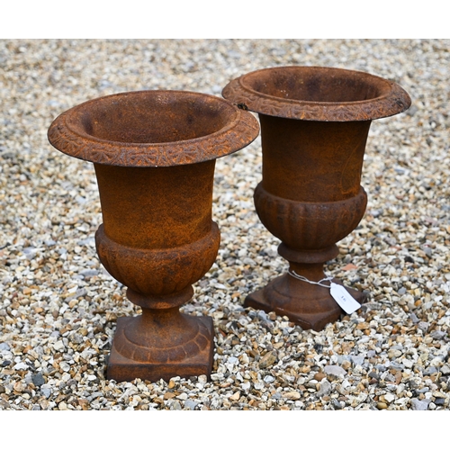 16 - A pair of weathered cast iron Regency style urns, 24 cm dia. x 31 cm h (2)
