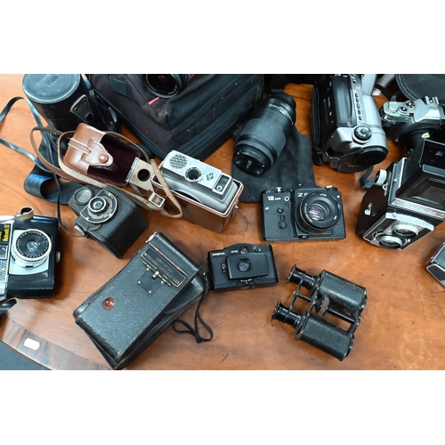 171 - A quantity of cameras including Nikon D3200 digital SLR camera, SLR lenses, vintage cameras, etc all... 