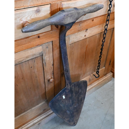 188 - An antique wrought iron turf-lifter stamped 'Henry Carter', with wooden handle, to/w a carved wood y... 