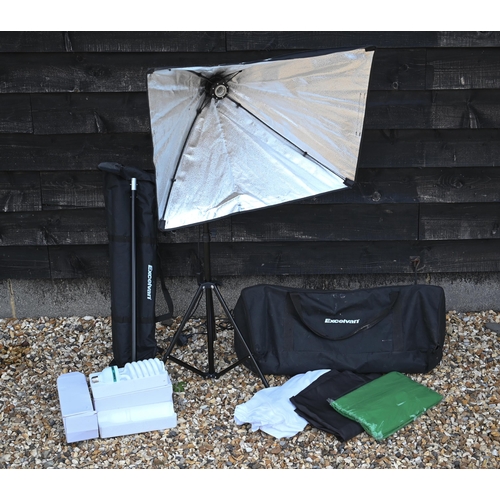 213 - Photography studio reflective lamps, umbrellas and tripod stands in 'Excelvan' bag