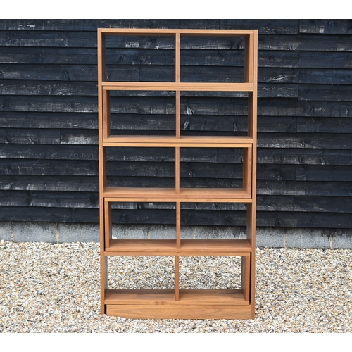 318 - A modern width adjustable open bookcase, 104 cm wide x 30 cm deep x 195 cm high the smallest setting