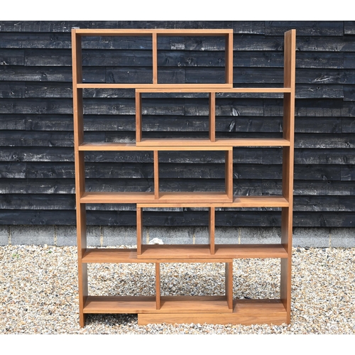 318 - A modern width adjustable open bookcase, 104 cm wide x 30 cm deep x 195 cm high the smallest setting