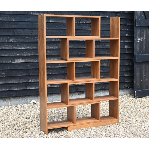 318 - A modern width adjustable open bookcase, 104 cm wide x 30 cm deep x 195 cm high the smallest setting