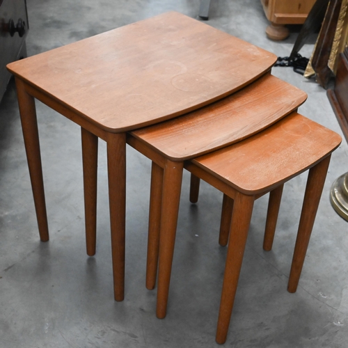 333 - A mid-century teak nest of three tables, largest 52 x 40 x 48 cm h to/w low media cabinet (2)