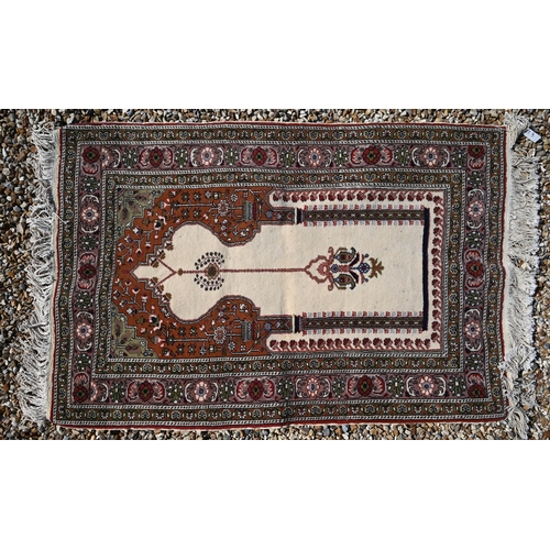 433 - A Mihrab design cream ground prayer rug with rosette borders, 150 x 98 cm