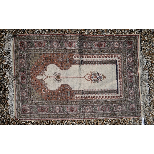 433 - A Mihrab design cream ground prayer rug with rosette borders, 150 x 98 cm