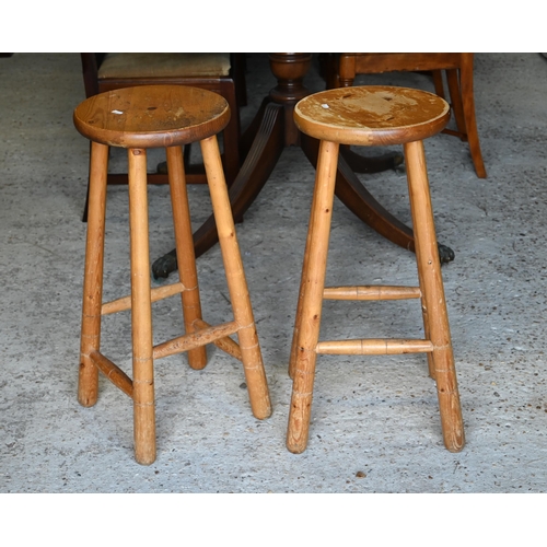 485 - A pair of pine bar stools (2)