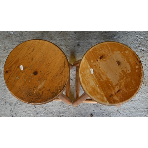 485 - A pair of pine bar stools (2)