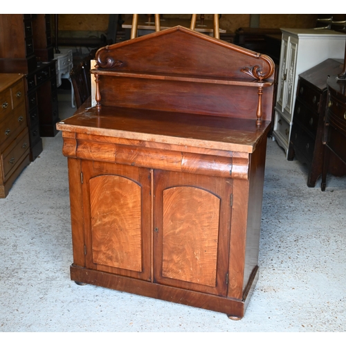 486 - A late 19th/20th century mahogany stageback chiffonier a/f, 92 x 43 x 110 cm h