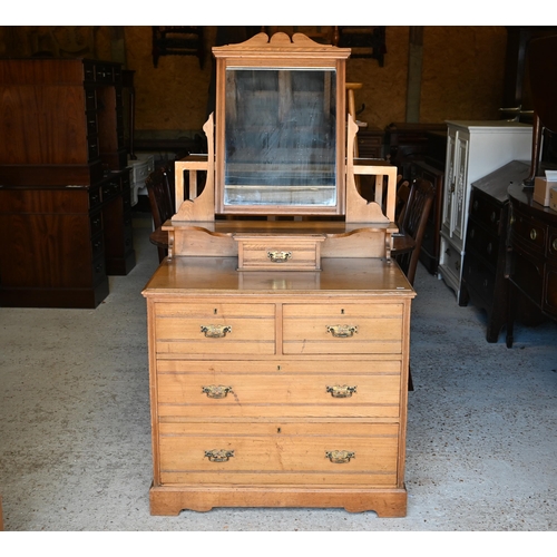 487 - An Edwardian mirror backed ash dressing chest with two short over two long graduated drawers on a pl... 