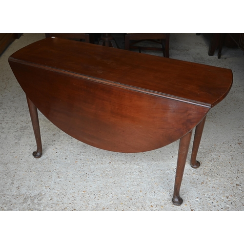 525 - An antique mahogany drop leaf supper table, raised on turned gate-legs to pad feet, 122 cm x 44 cm (... 