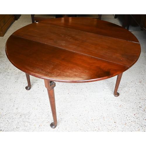 525 - An antique mahogany drop leaf supper table, raised on turned gate-legs to pad feet, 122 cm x 44 cm (... 