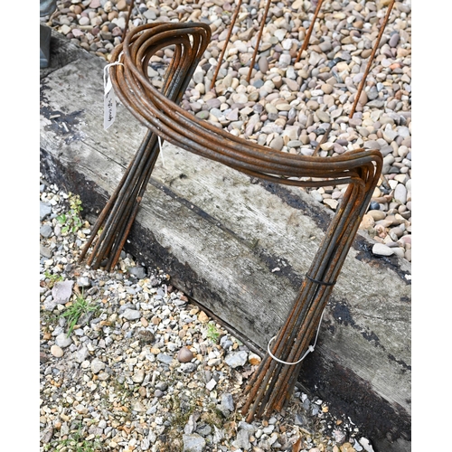 62 - Ten weathered steel curved garden frames, 50 cm h x 40 cm h (10)