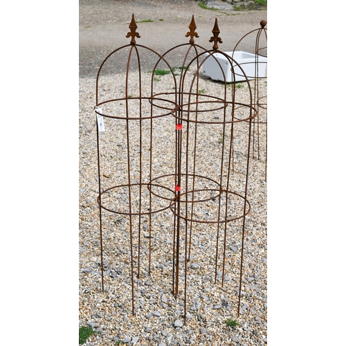 65 - A trio of weathered steel arrowhead obelisks (3)